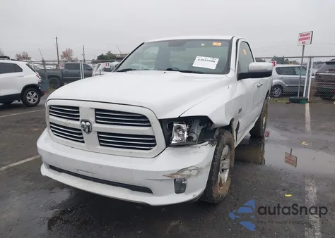 2017 Ram 1500 Express 4X2 6'4 Box z USA, uszkodzony, nr VIN 3C6JR6AT2HG504702